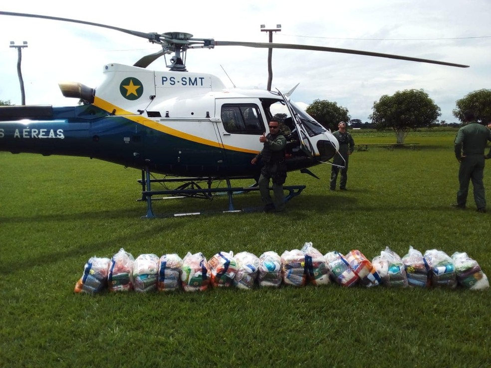 Alimentos e medicamentos são levados de helicóptero para comunidades isoladas — Foto: Divulgação