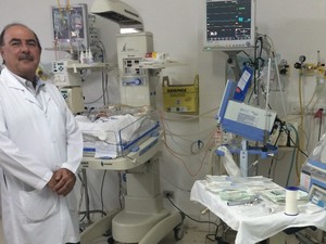 Cirurgião pediatra Zacharias Calil acompanha o 27º caso de gêmeos siameses em Goiás (Foto: Paula Resende/ G1)
