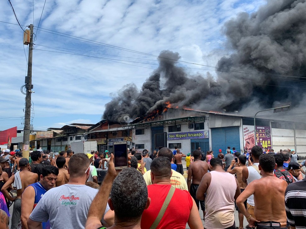 Bombeiros combatem incêndio na Ceasa, no Rio de Janeiro — Foto: Reprodução