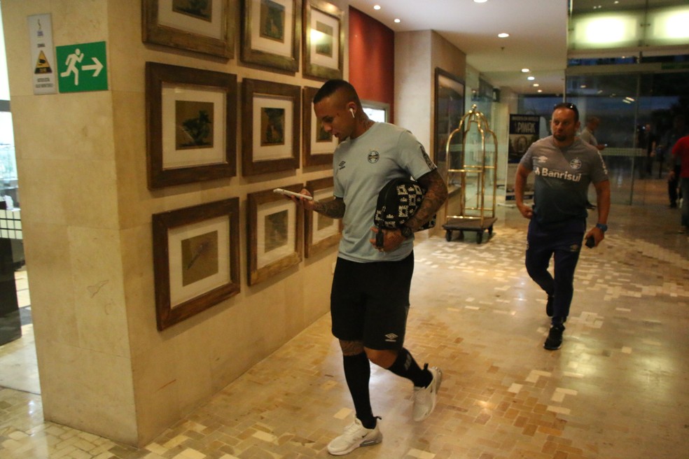 Everton em retorno do treino do Grêmio — Foto: Eduardo Moura