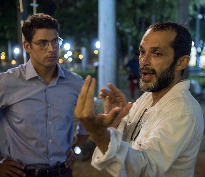 Cauã Reymond grava cenas ao lado do diretor José Luiz Villamarim (Foto: Globo/Estevam Avellar)