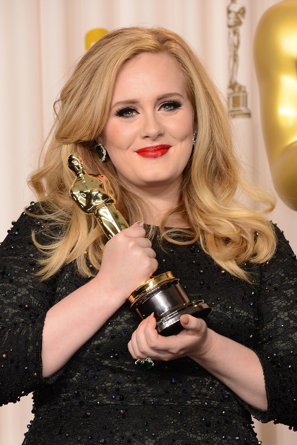 A cantora Adele, com seu Oscar recebido em 2013 por 'Skyfall' (Foto: Getty Images)