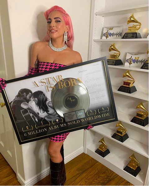 A cantora Lady Gaga com sua placa celebrando as seis milhões de unidades vendidas do disco de Nasce Uma Estrela (2018) (Foto: Instagram)