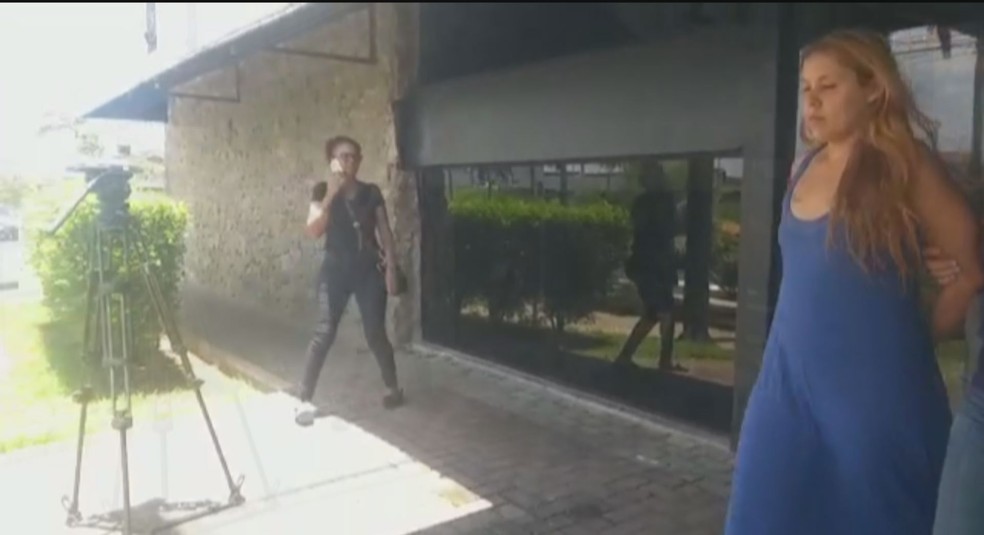 Mãe é presa por falso testemunho ao contar histórias diferentes sobre morte do filho. — Foto: Reprodução