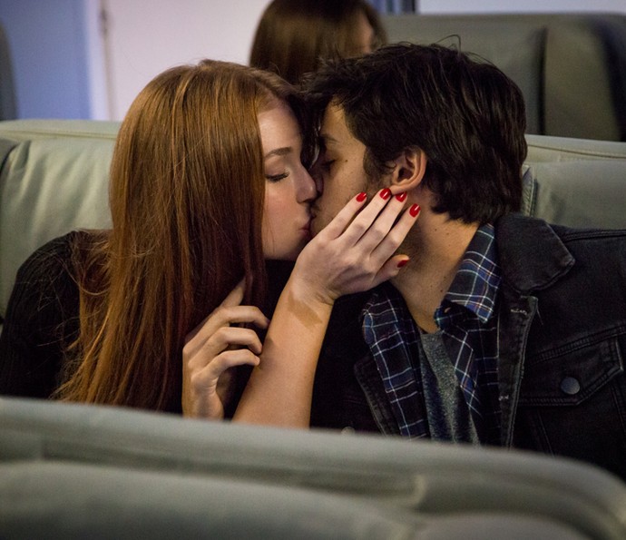 Eliza dá beijão em Jonatas no avião (Foto: Fabiano Battaglin / Gshow)