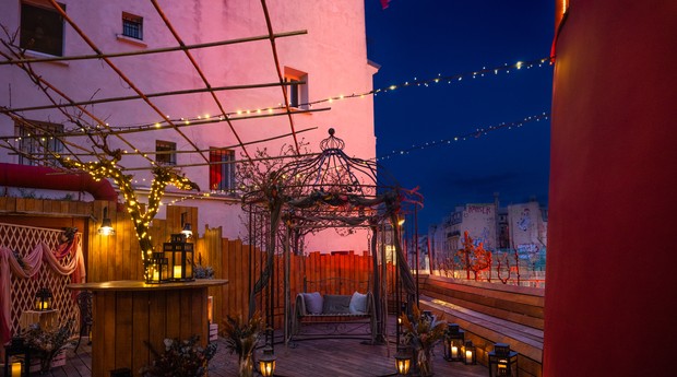 Aperitivo, jantar e café da manhã no terraço romântico estão inclusos no valor da diária (Foto: Divulgação/Airbnb)