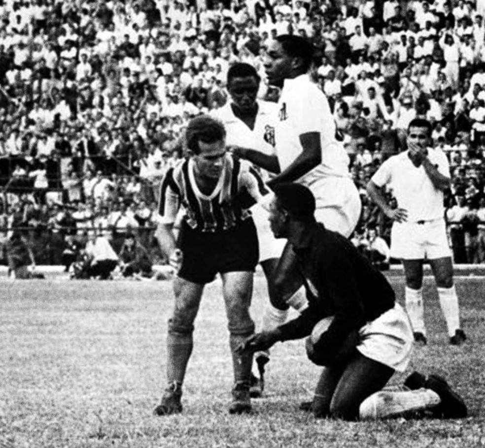 Pelé em ação como goleiro em Santos x Grêmio, pela Taça Brasil de 1963 — Foto: Reprodução - twitter Pelé