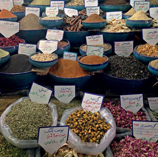 A profusão de temperos no mercado de Shiraz (Foto: Rodrigo Ohtake)