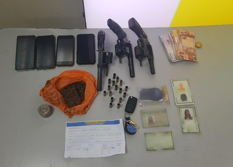 Material apreendido durante a operação — Foto: João Vitor Ferreira/G1
