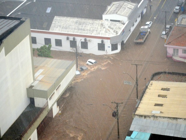 Chuva desta quarta-feira (18) alaga pontos em Piracicaba (Foto: Carol Giantomaso/G1)