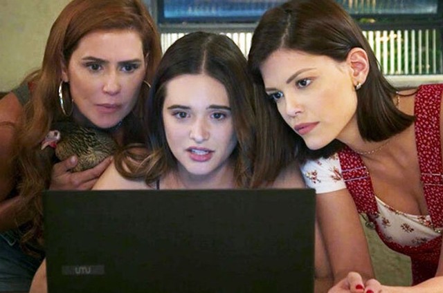 Deborah Secco, Juliana Paiva e Vitória Strada em 'Salve-se quem puder' (Foto: Reprodução)