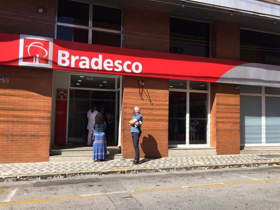 Ag&ecirc;ncia banc&aacute;ria foi assaltada no centro de Taubat&eacute; &mdash; Foto: Laurene Santos/TV Vanguarda