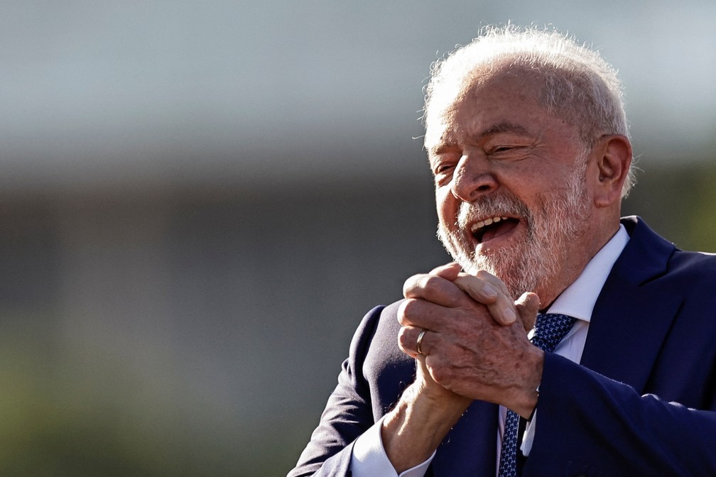 Lula acena para apoiadores — Foto: REUTERS/Ueslei Marcelino