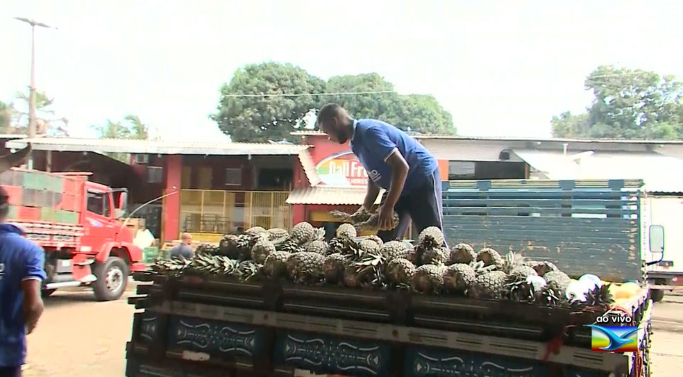 CaminhÃ£o carregado com abacaxi desabastece na Ceasa de SÃ£o LuÃ­s. (Foto: ReproduÃ§Ã£o/TV Mirante)