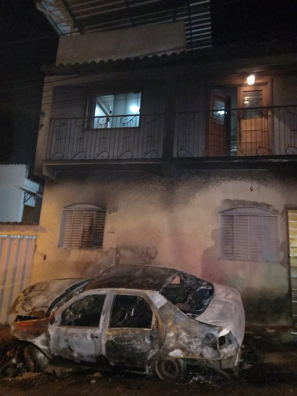 Jovem ateia fogo no carro da namorada e uma residência é atingida pelas chamas em São João del Rei — Foto: Corpo de Bombeiros/Divulgação
