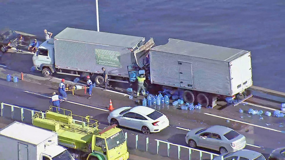 Ocupante do caminhão é resgatado de maca após acidente na Ponte — Foto: Reprodução/TV Globo