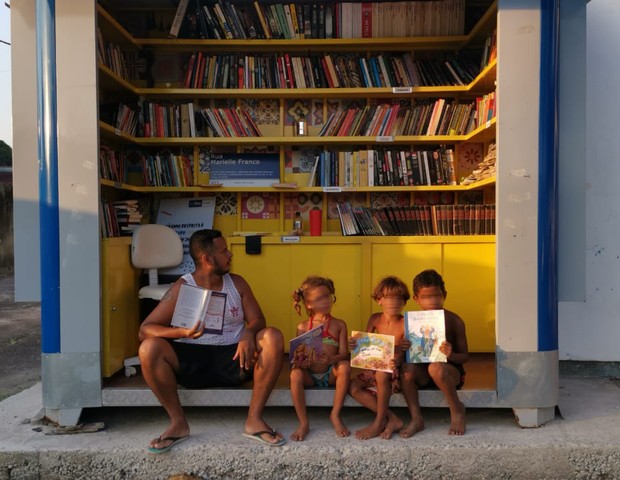 O escritor Jessé Andarilho e sua biblioteca comunitária em Antares (Foto: Divulgação)