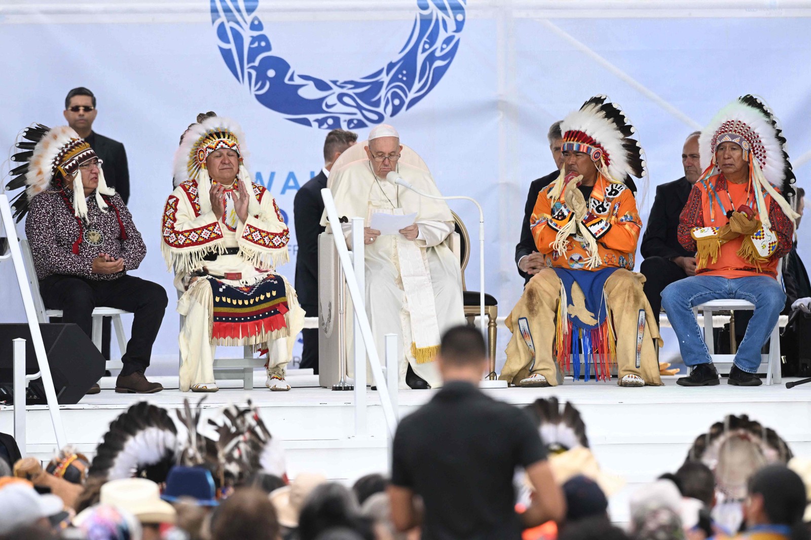 Papa Francisco fala com membros da comunidade indígena no Parque Muskwa, em Maskwacis, Alberta, Canadá — Foto: Patrick T. FALLON / AFP