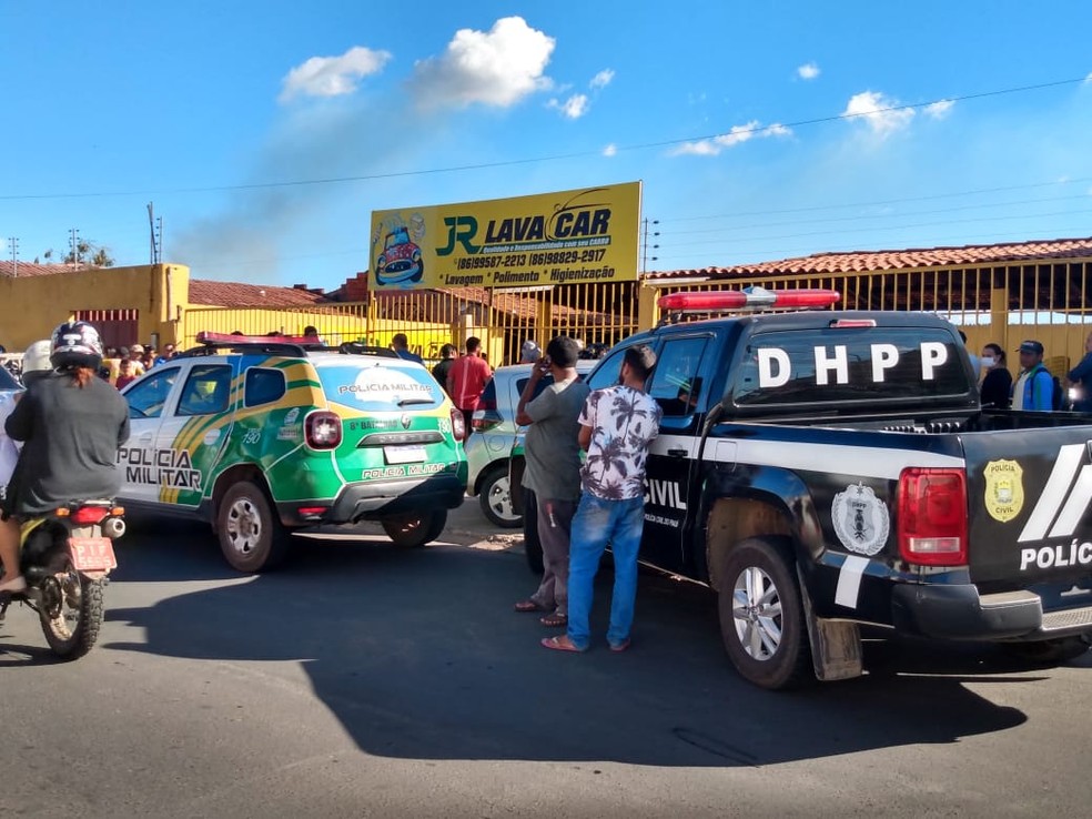 Homem é morto dentro de lava jato em Teresina — Foto: Lívia Ferreira/g1 PI