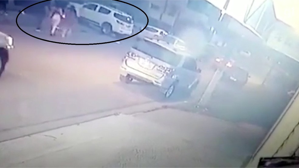 C&acirc;meras de seguran&ccedil;a registraram a chegada das v&iacute;timas na caminhonete &mdash; Foto: Divulga&ccedil;&atilde;o