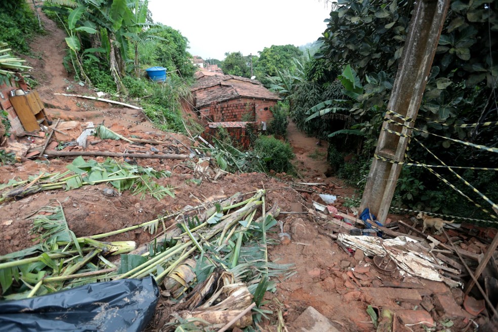 Aratuba decretou estado de emergência após deslizamento que deixou três mortos e famílias desalojadas no Ceará. — Foto: Fabiane de Paula/SVM