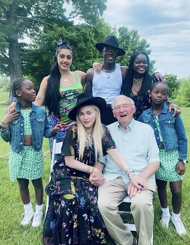 Madonna com o pai e os filhos (Foto: Reprodução/Instagram)