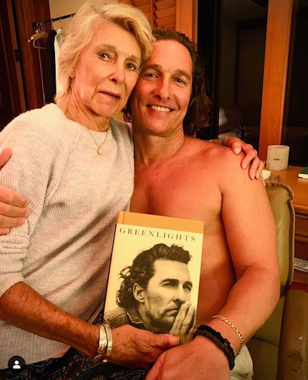 Matthew McConaughey com a mãe sentada em seu colo e segurando o livro dele, em foto compartilhada pela esposa brasileira do ator, Camila Alves (Foto: Instagram)