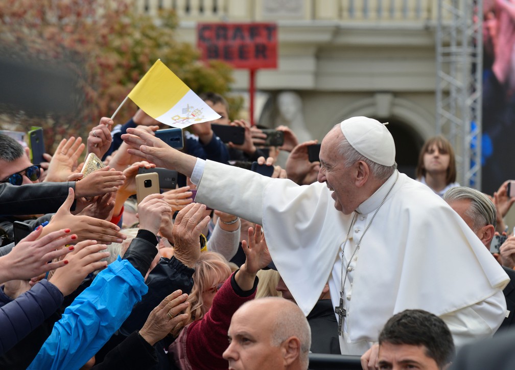 Papa Francisco chega em praça de Skopje para celebrar uma missa  — Foto: Reuters