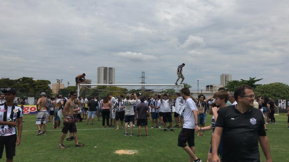 Torcida do Comercial invade o gramado do Palma Travassos para comemorar o acesso Ã  SÃ©rie A3 â€” Foto: PH Moreno