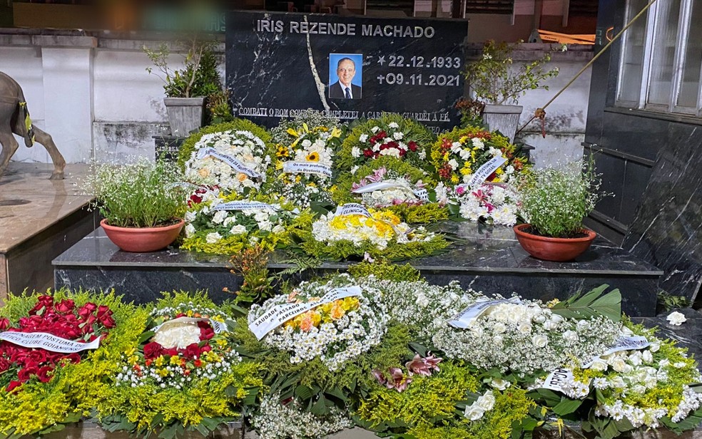 Dona Iris é enterrada no cemitério Santana, em Goiânia, Goiás — Foto: Patrícia Bringel/TV Anhanguera