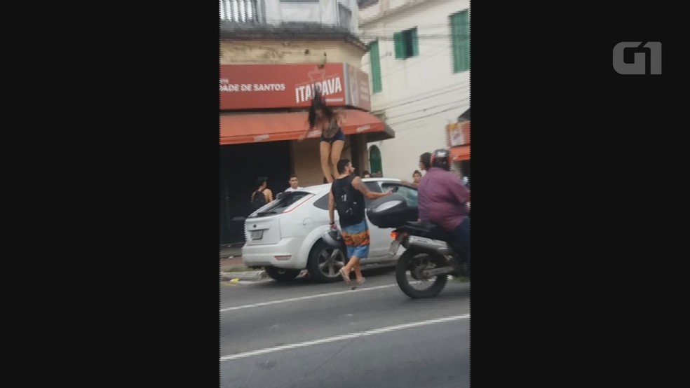 Carro foi vandalizado após cliente de travesti se recusar a pagar o programa em Santos, SP. (Foto: Reprodução / G1)