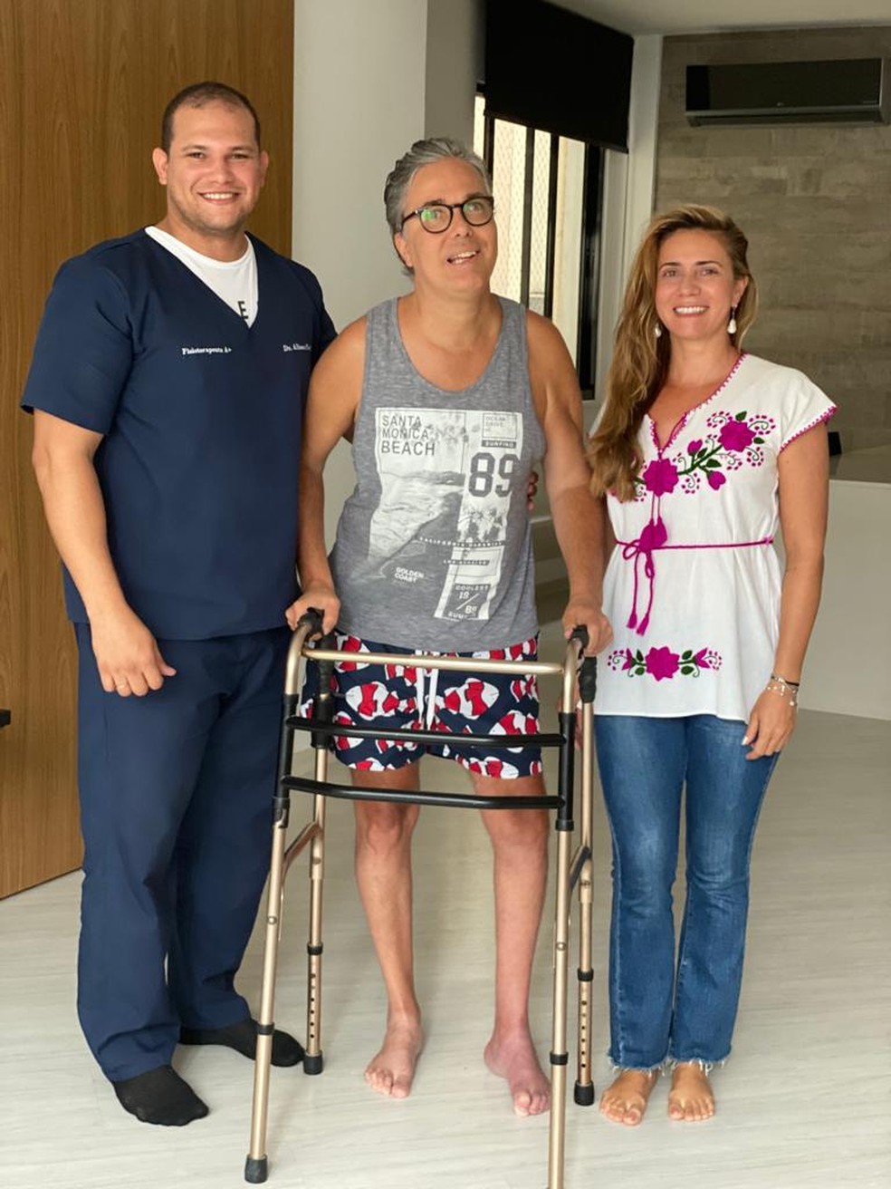 Flávio Silvino com o fisioterapeuta Alisson Neri e a fonoaudióloga Aline Nardelli — Foto: Arquivo pessoal