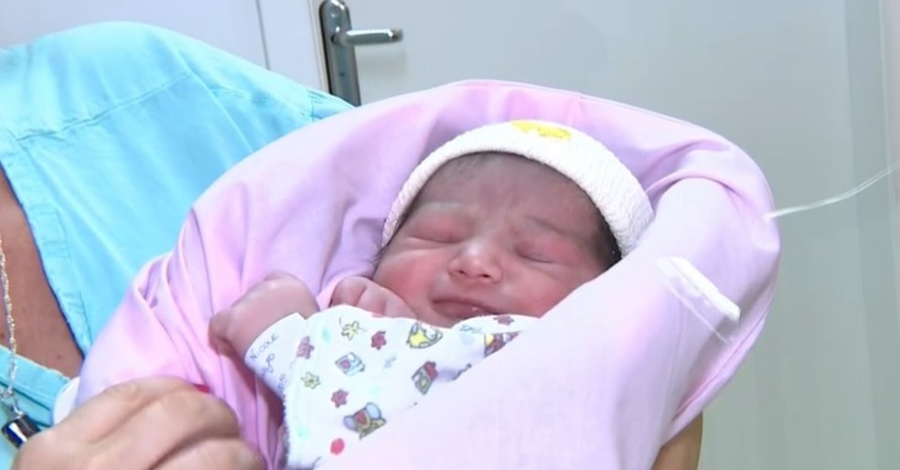 A menina, que recebeu o nome de Trinidad, nasceu dentro de um avião — Foto: RBSTV/Reprodução
