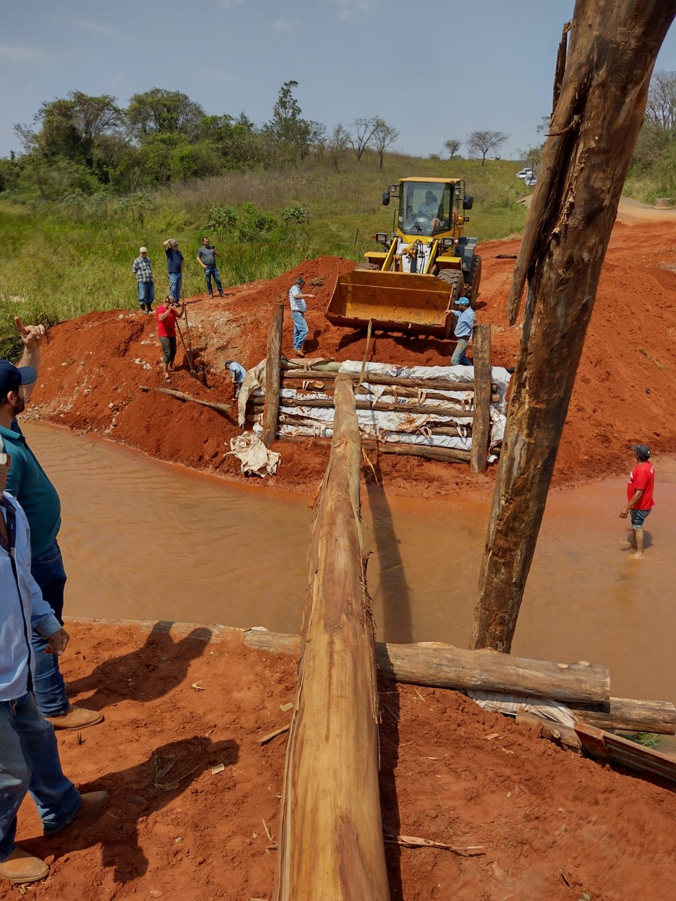 Moradores de Quatá (SP) decidiram refazer ponte que liga município a  — Foto: Redes Sociais/Reprodução