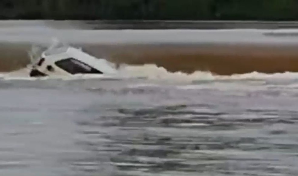 Carro cai no Rio Salgado, em Lavras da Mangabeira, interior do Ceará. — Foto: Reprodução