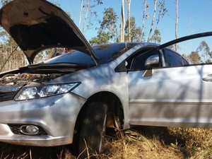 Veículo foi usado por criminosos durante assalto a banco em Itapetininga (Foto: Cláudio Nascimento/TV TEM)