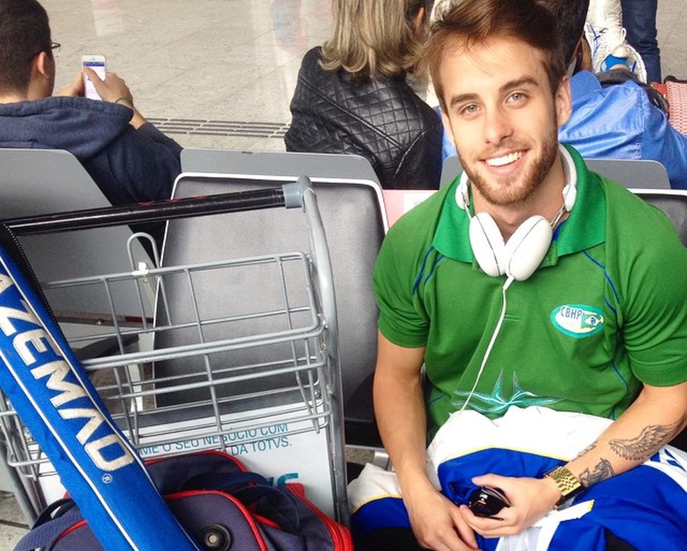 Matheus viajando para competição de hóquei, pela seleção brasileira, em maio do ano passado (Foto: Arquivo Pessoal)