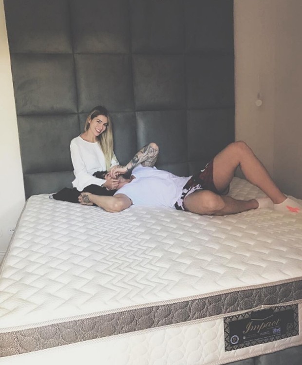 Além de colchão sob medida, cama de Adriana e Rodrigão chama a atenção por maxicabeceira (Foto: Reprodução/Instagram)