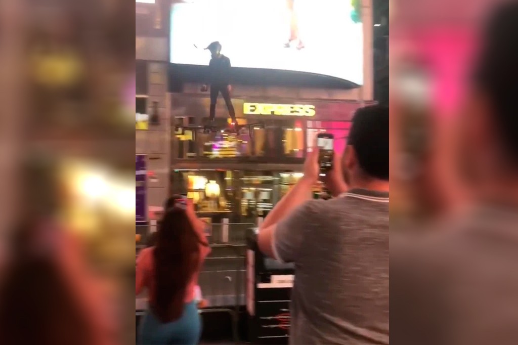 Homem com hoverboard cruza os céus da Times Square (Foto: reprodução)
