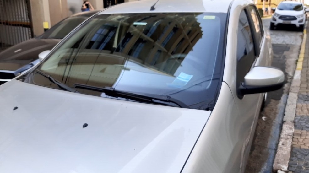 Revendedores não credenciados cobram até 50% a mais na venda de cartões da Zona Azul — Foto: Reprodução/EPTV