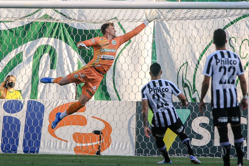 Goleiro Douglas, pelo Juventude, em ação contra o Santos  — Foto: Fernando Alves/E.C Juventude