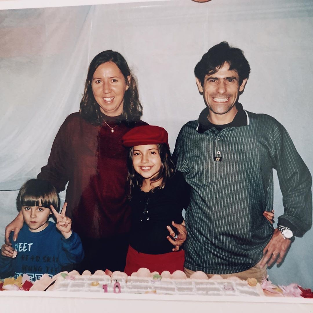 Camilla Miguel com os pais e o irmão em foto na infância (Foto: Reprodução / Instagram)