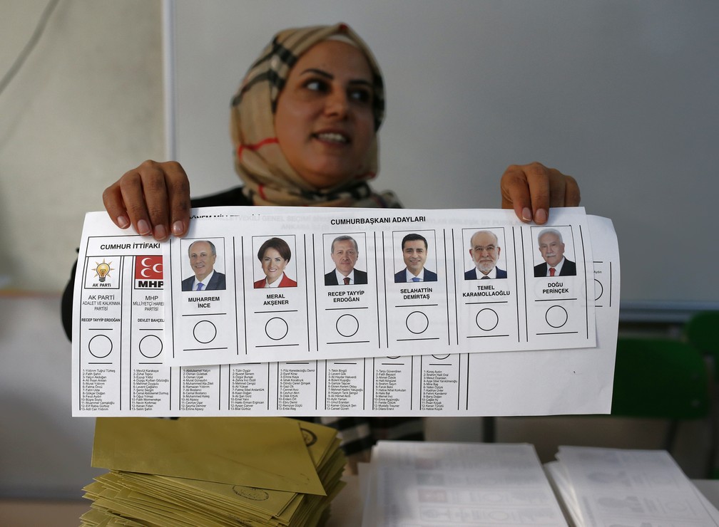 Autoridade de seção eleitoral mostra neste domingo (24) cédula de votação com candidatos à presidência da Turquia (Foto: Burhan Ozbilici/AP Photo)