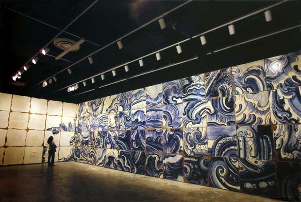Exposição de Adriana Varejão no MoMA, Nova York, em 2002 (Foto: Reprodução / site Adriana Varejão)