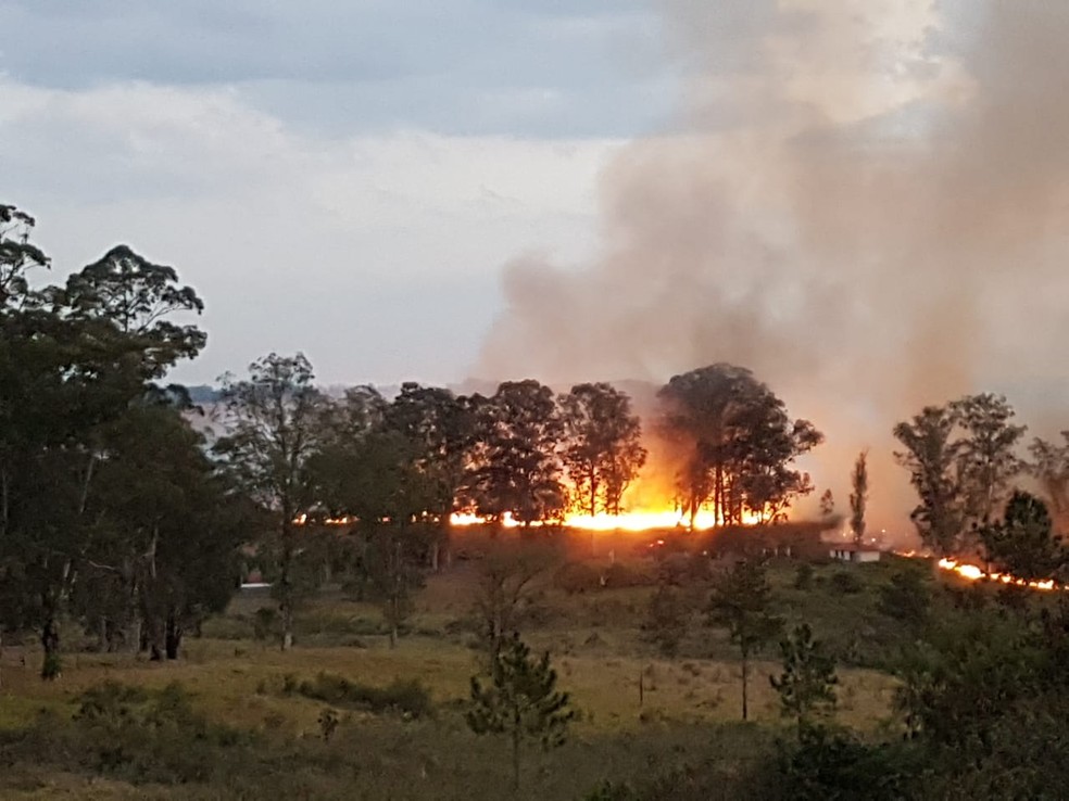 Fogo atinge Ã¡rea Ã s margens de rodovia em Itapetininga (Foto: Renan Ciconelo/TV TEM)