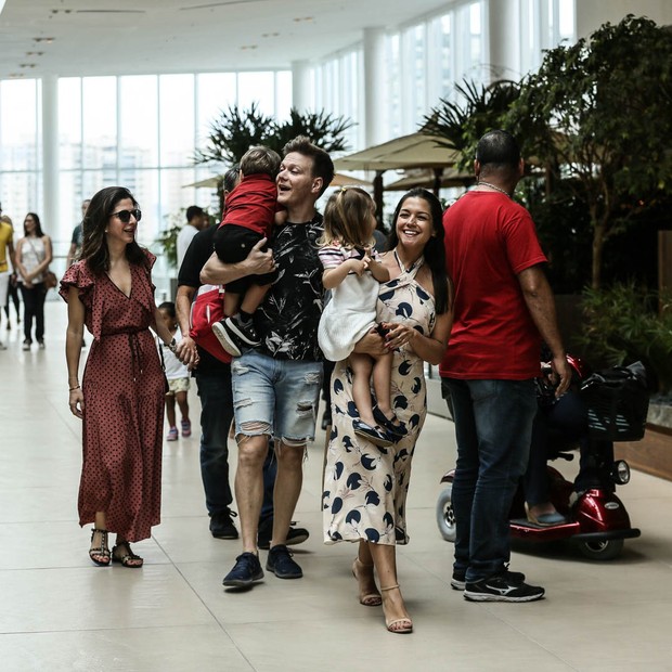 Thais Fersoza e Michel Teló com os filhos, Melinda e Teodoro, em shopping carioca (Foto: AgNews)