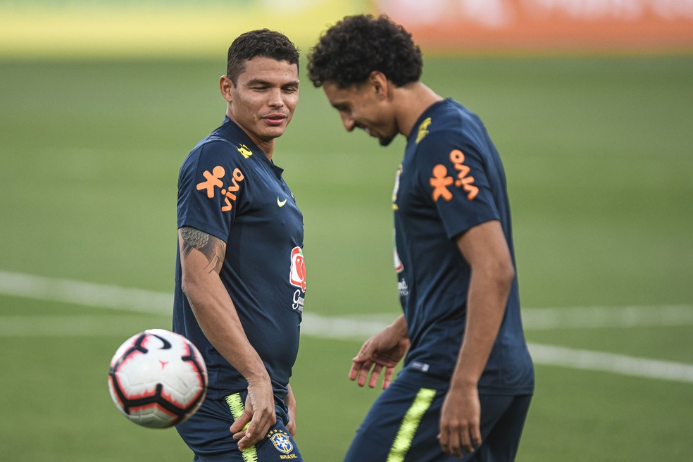 Thiago Silva e Marquinhos no treino da seleção brasileira em Abu Dhabi: dupla titular de Tite se prepara para confronto com a Argentina — Foto: Pedro Martins/MoWa Press