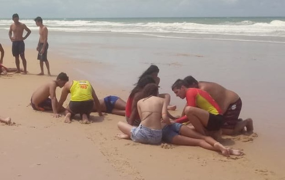 Corpo de Bombeiros resgata nove pessoas da mesma família na praia de Búzios, no RN — Foto: Cedida