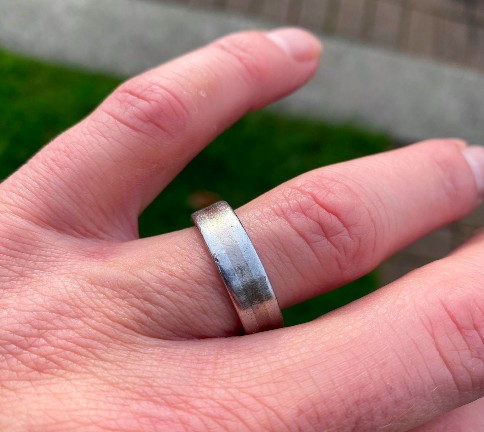 O anel perdido pelo ator Jon Cryer novamente em sua mão (Foto: Twitter)