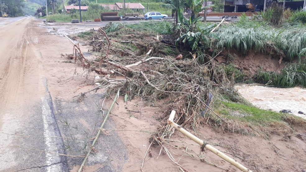 Queda de barreira no município de Aurora, na SC-350. A rodovia parcialmente foi interditada nesta manhã de quinta-feira (17)  Foto: Polícia Militar Rodoviária (PMRv)/Divulgação